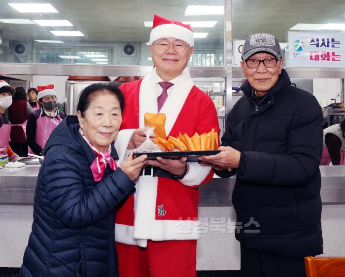 [크기변환]칠곡군 무료급식소 칠곡사랑의집을 이용하는 어르신들이 지난 24일 자신보다 어려운 이웃을 돕기 위해 모은 지폐와 동전 110만 원을 김재욱 군수에게 전달하고 있다..jpg
