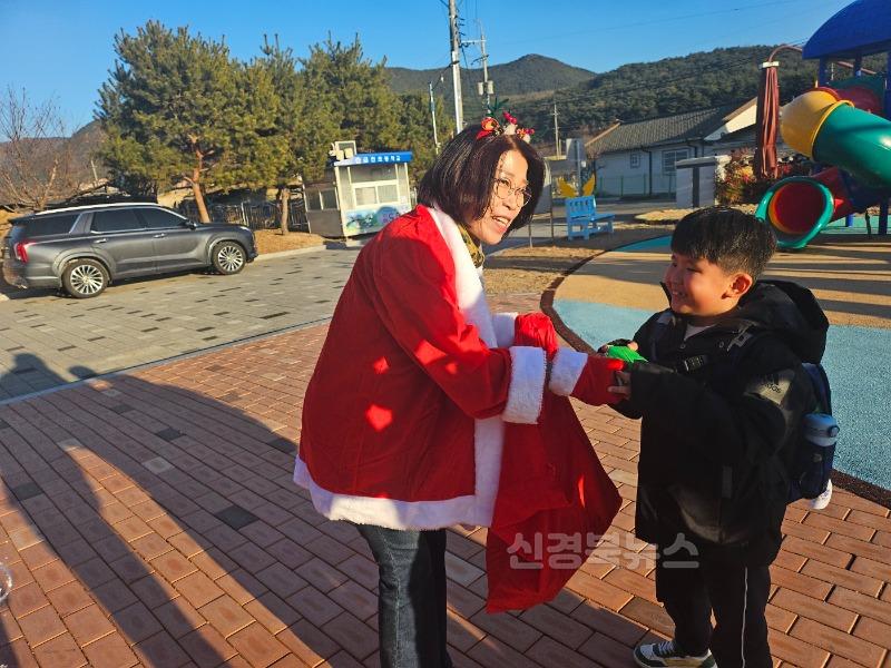 [금천초] 2024 전교학생자치회 산타 행사 실시3.jpg