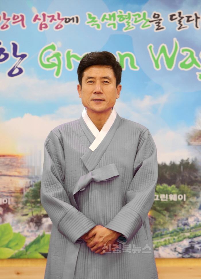 [크기변환]이강덕 포항시장(한복).jpg