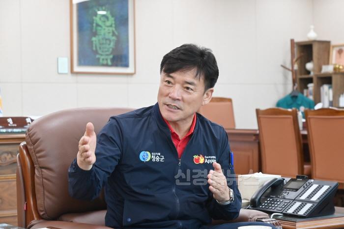 [크기변환]250117보도자료(청송군, 2025년 농정운영 방향 발표 “부자되는 청송농업”)-윤경희 청송군수 (1).jpg
