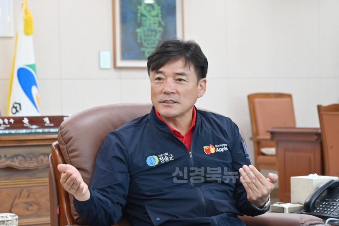 [크기변환]250117보도자료(청송군, 2025년 농정운영 방향 발표 “부자되는 청송농업”)-윤경희 청송군수 (2).jpg