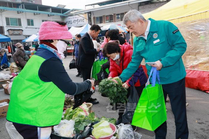 [크기변환]2025 01 22 설맞이 전통시장 장보기행사(지역경제과)208.JPG