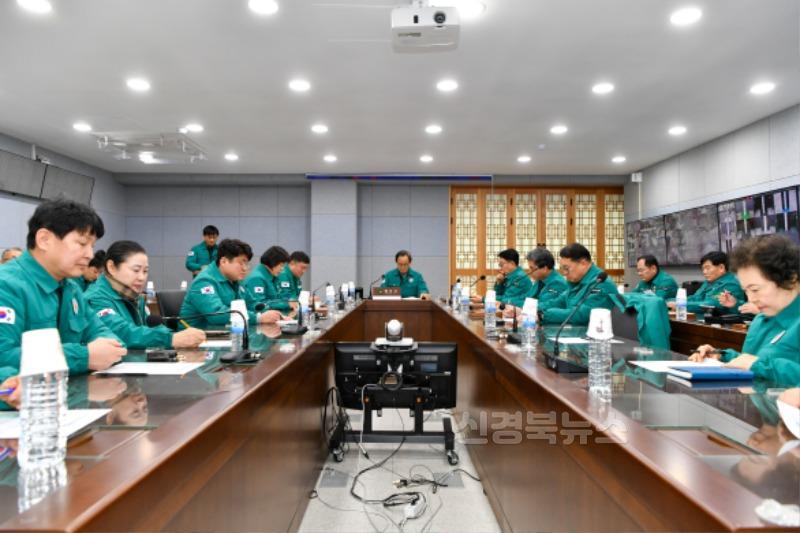 영주-1-1 박남서 영주시장, 임종득 국회의원, 영주시의회 의원들이 시청상황실을 방문해 안전대책을 점검하고 있다.jpg