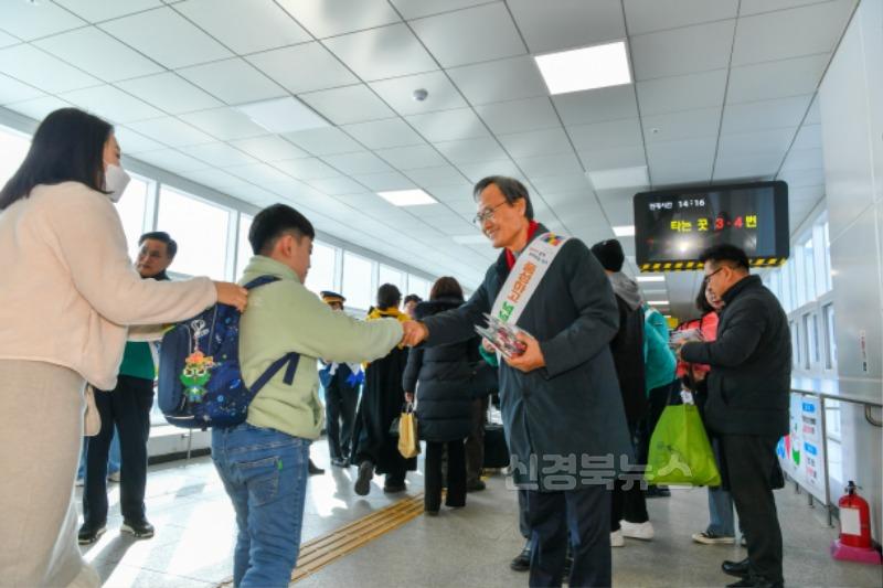 영주-1-4 박남서 영주시장이 고향을 찾아온 가족과 악수를 하고 있다.jpg