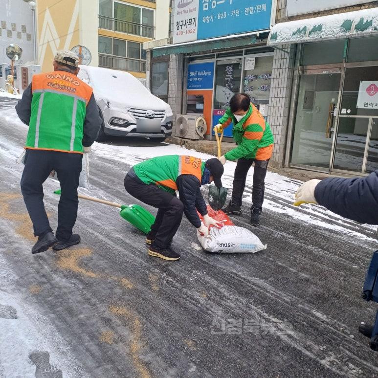 대신동자율방재단, 설연휴 제설작업 실시 ‘시민안전 최우선’-대신동(사진1).jpg