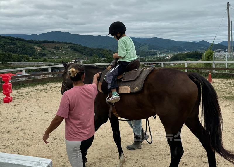 영주-6-2 (참고사진) 영주시 소재 청소년이 승마 체험을 하고 있다(가로수정).jpg