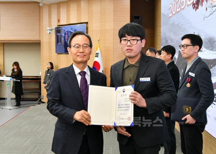 [크기변환]영주-6-6 하성우 주무관 행정안전부장관 표창 수상.jpg