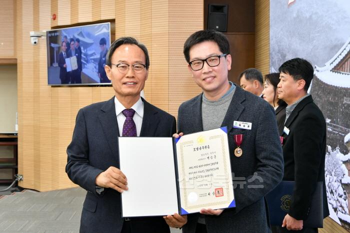 [크기변환]영주-6-5 백승훈 계약팀장 대통령 표창(모범공무원) 수상.jpg