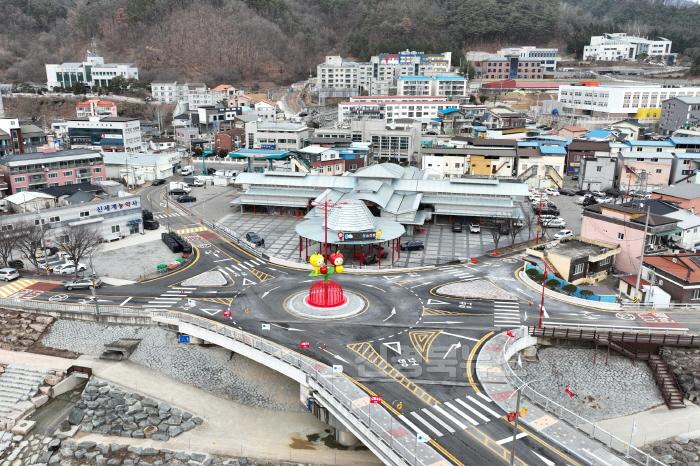 [크기변환]250214보도자료(청송군  2025년 사람이 모이는 농촌 만든다-청송시장 회전교차로 설치).jpg