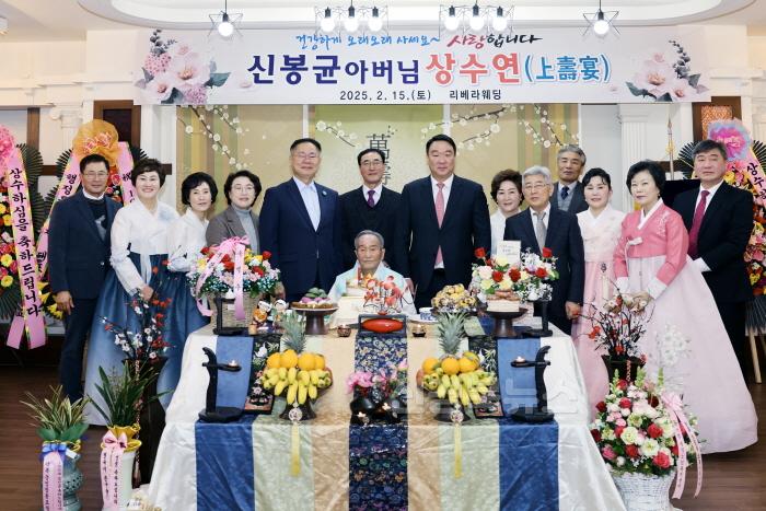 [크기변환]사진3.신봉균 어르신이 김재욱 칠곡군수, 정희용 국회의원 및 가족들과 함께 백수연 기념 사진을 찍고 있다. 참석자들은 6·25 참전용사의 헌신을 기리며 장수를 기원했다.jpg