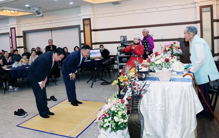 [크기변환]사진1.김재욱 칠곡군수와 정희용 국회의원이 신봉균 어르신께 큰절을 올리며 존경을 표하고 있다. 가족과 주민들이 함께 자리해 따뜻한 분위기 속에서 백수연을 축하하고 있다..jpeg