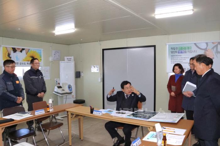 [크기변환]1-1. 주낙영 시장이 24일 상수도 확충사업 현장 사무실을 방문해 관계자들로부터 사업 현황을 청취하고 있다.jpg
