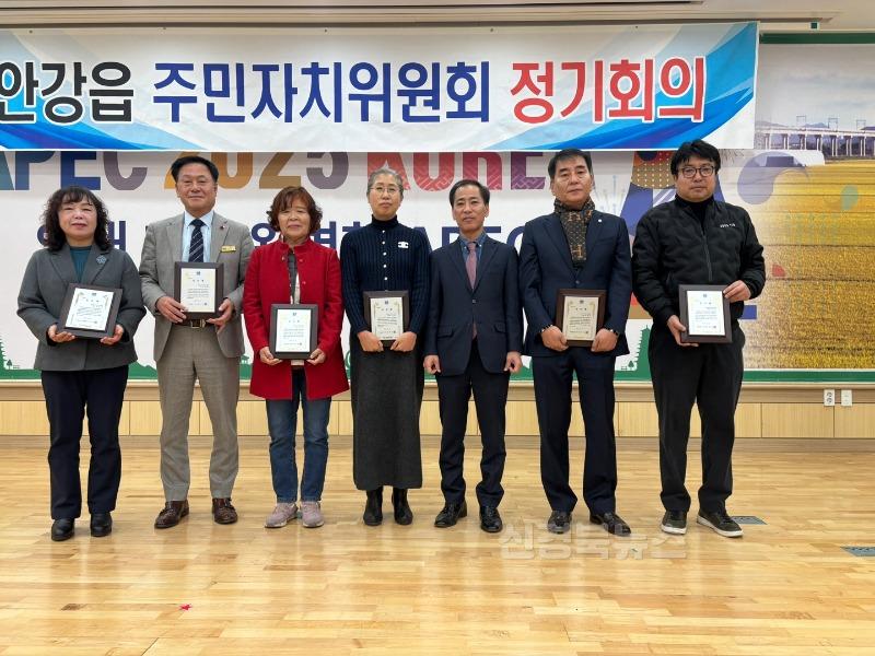 1-1. 퇴임주민자치위원에게 공로패를 수여했다.jpeg