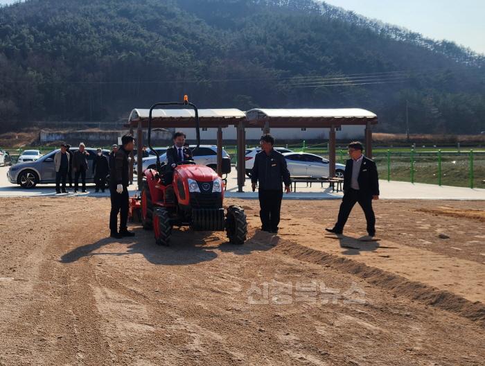 [크기변환]1-3. 송호준 부시장이 농기계임대사업소 본소 개소식 후 실습장을 방문하고 있다.jpg