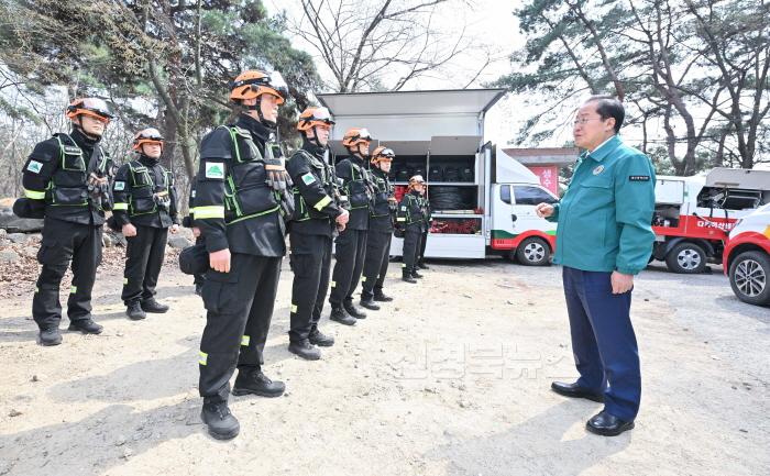 [크기변환][붙임]_홍준표_대구광역시장_달성군_함박산_산불현장_방문_2.jpg