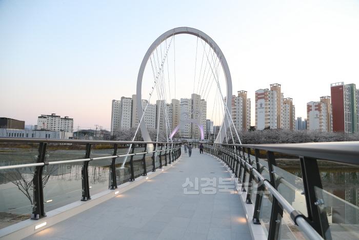 [크기변환][상주시 건설과]북천 보행교 개통.JPG