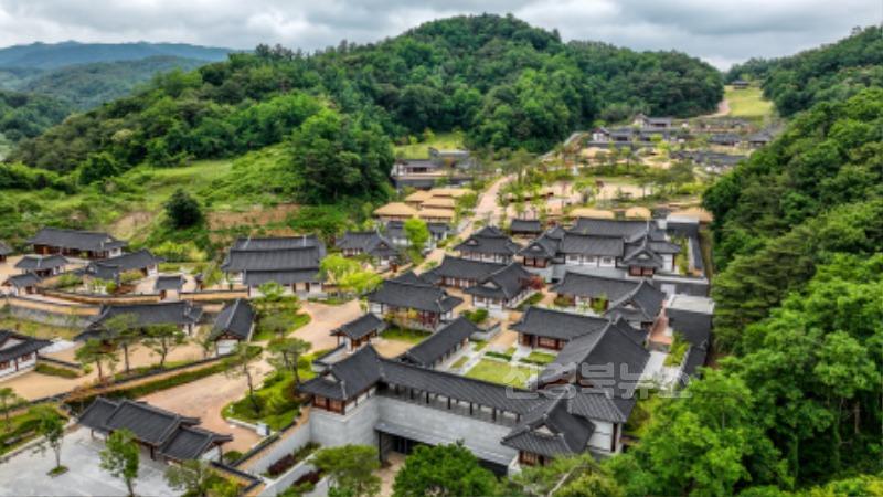 영주-3-2 영주문화관광재단은 4월23일부터 산불 피해지역 주민 대상으로 선비세상·선비촌(소수서원) 입장료 감면을 실시한다(선비세상 전~.jpg