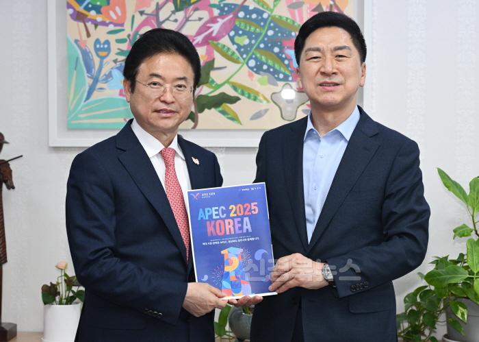 [크기변환]국회_방문(APEC_김기현).jpg