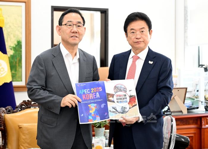 [크기변환]국회_방문(APEC_주호영).jpg