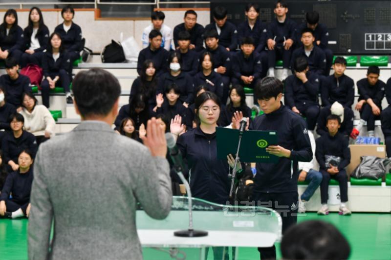 영주-3-3 선수대표가 선서를 하고 있다.jpg