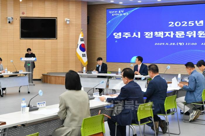 [크기변환]영주-2-2 이재훈 영주시장 권한대행이 인사말을 하고 있다.jpg