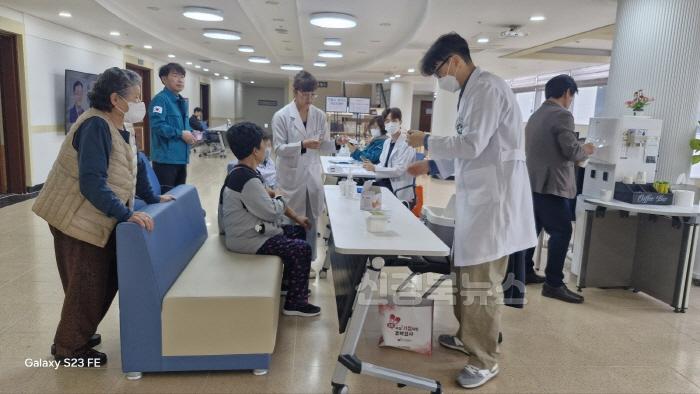 [크기변환]0511 안동시  산불피해 지역 주민 대상포진 무료 예방접종 실시 (4).jpg