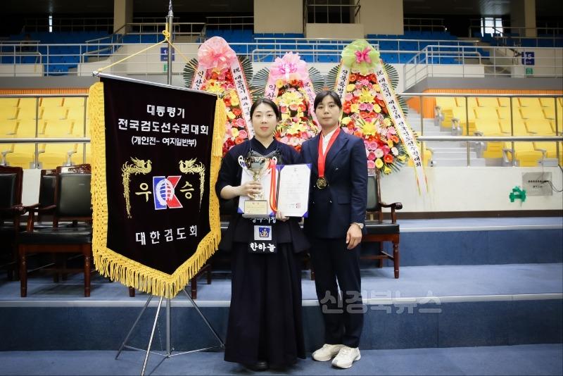 4-1. 개인전우승을 차지한 선수와 감독이 기념촬영을하고있다.(좌측부터 한하늘선수, 박연정감독)).jpg