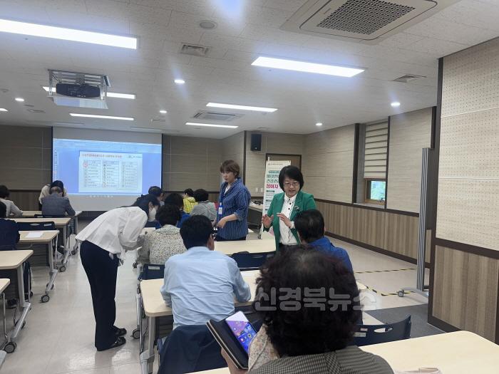 [크기변환]대구 중구보건소, AI-IoT 기반 어르신 비대면 건강관리사업 스마트폰 활용 교육 실시 (2).JPG