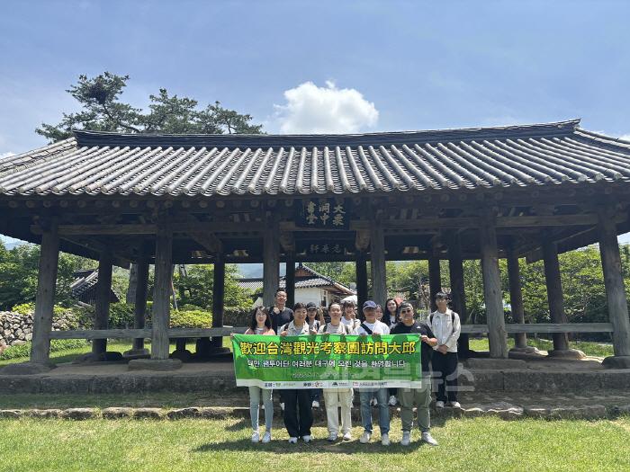 [크기변환][붙임]_군위_남천고택_대율동중서당에서_대만_여행업계_관계자_및_언론사와_함께.jpg