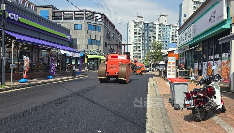 영주-4-2 (참고사진)두바이모텔~번개시장 구간 아스콘 절삭덧씌우기 포장공사 실시.jpg