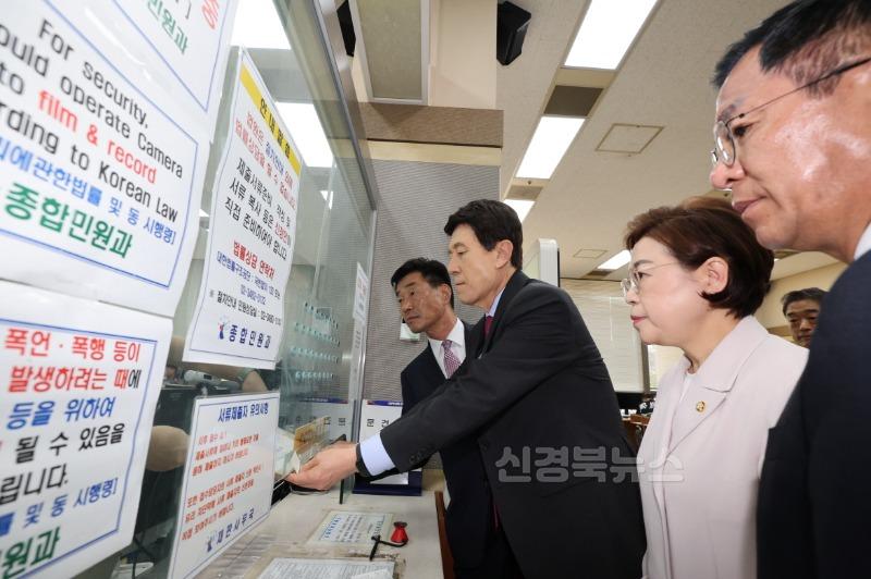 250611 포항시·지역 정치권, 대법원에 포항지진 정의 판결 촉구 호소문 전달3.jpg