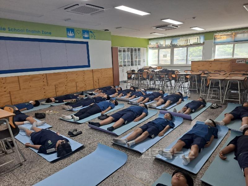 1. 대구시교육청, 마음챙김 명상으로 중·고 학생들의 회복탄력성 향상-대륜중 마음챙김명상동아리_바디스캔 명상.jpg