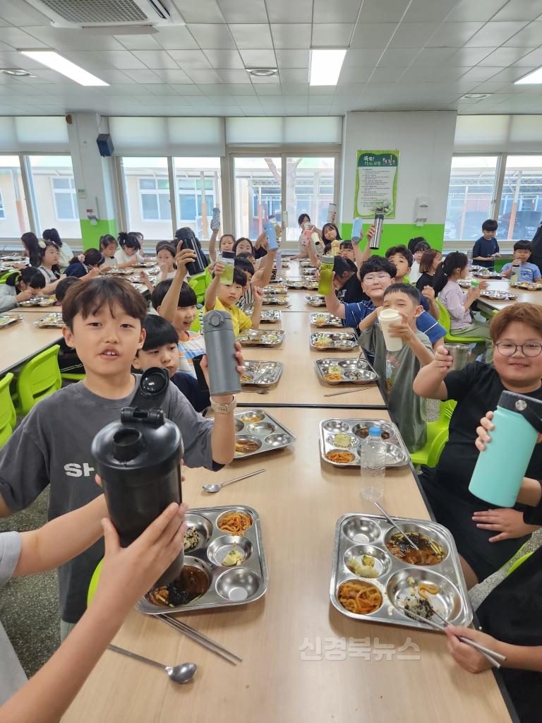 [점촌초]환경을 지키는 점촌 어린이 텀블러를 사용해요3-3.jpg