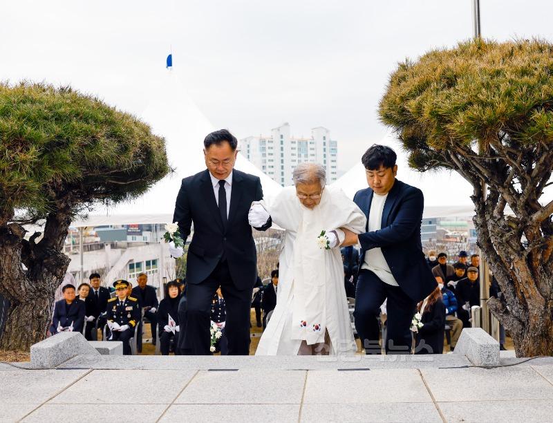 장진홍 의사의 손자 장상규(86) 씨가 김재욱 칠곡군수의 부축을 받으며 헌화대로 오르고 있다. 100년 전 독립운동의 길 위에서 후손과 군수가 함께 맞잡은 손에는 과거와 현재 그리고 미래를 잇는 역사적 의미가 담겼다..jpg