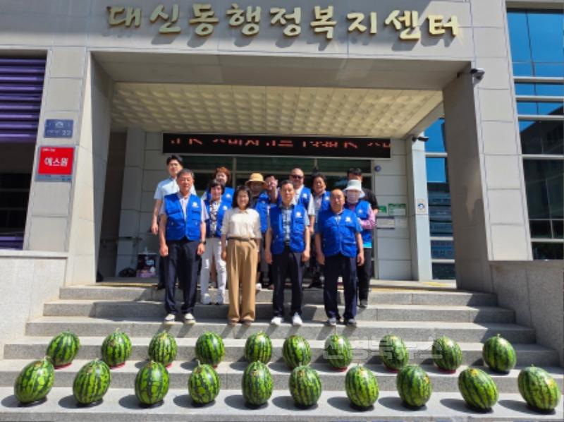 대신동 바르게살기협의회, 무더위엔 수박 한 통!-대신동(사진).jpg