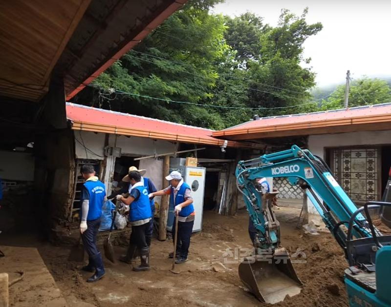 3-5 사진(영양군 산불피해보상 비상대책위원회, 산청군 수해복구에 힘 보태).jpg