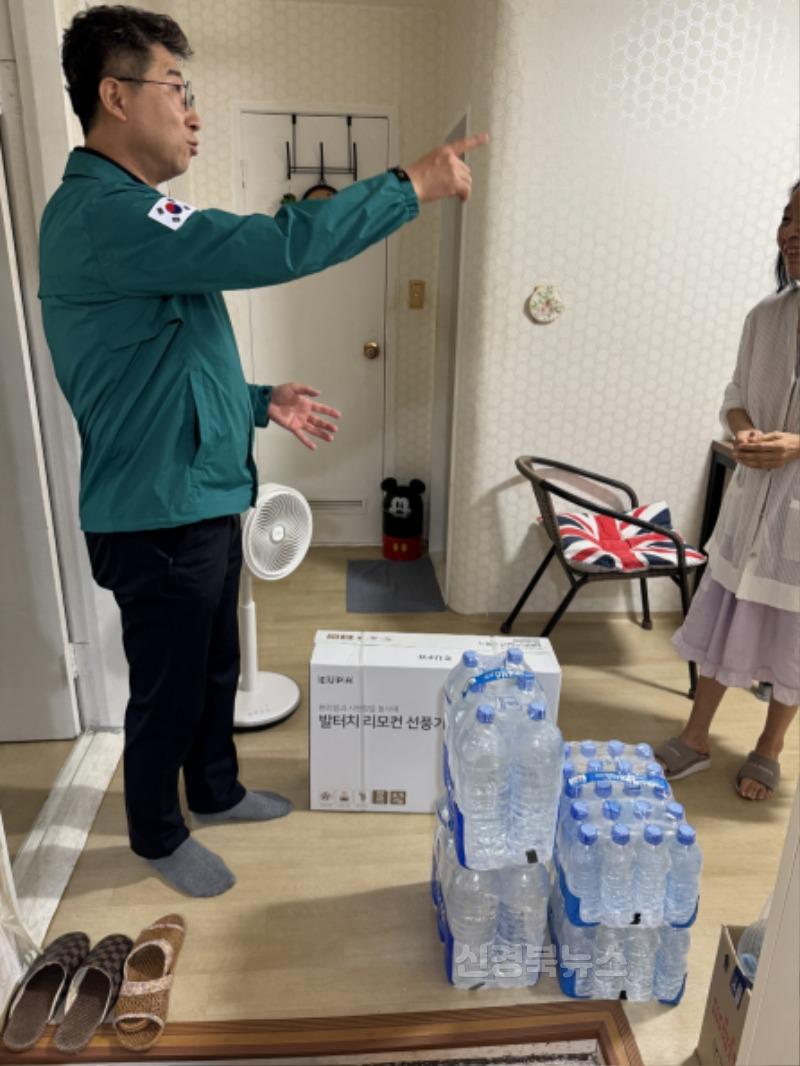3. 황성동) 물품 전달 사진.jpg