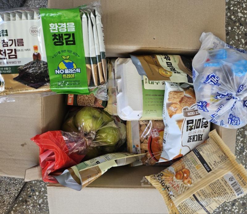 경산시 - 압량읍지역사회보장협의체,관내 저소득 10가구에 식료품꾸러미 전달2.jpg