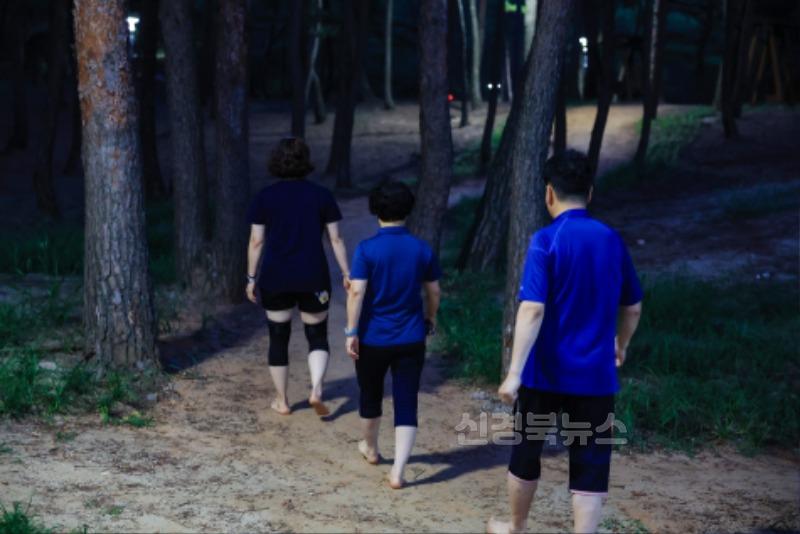 관광객이 월송정 맨발걷기 길을 걷고있다2.jpg