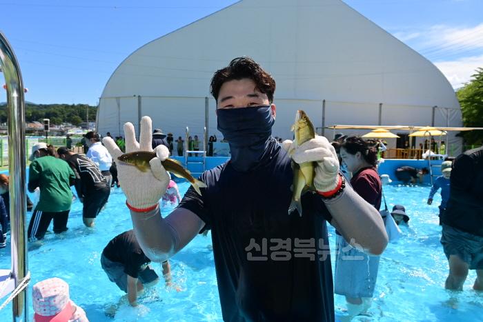 [크기변환]맨손잡이 체험객.JPG