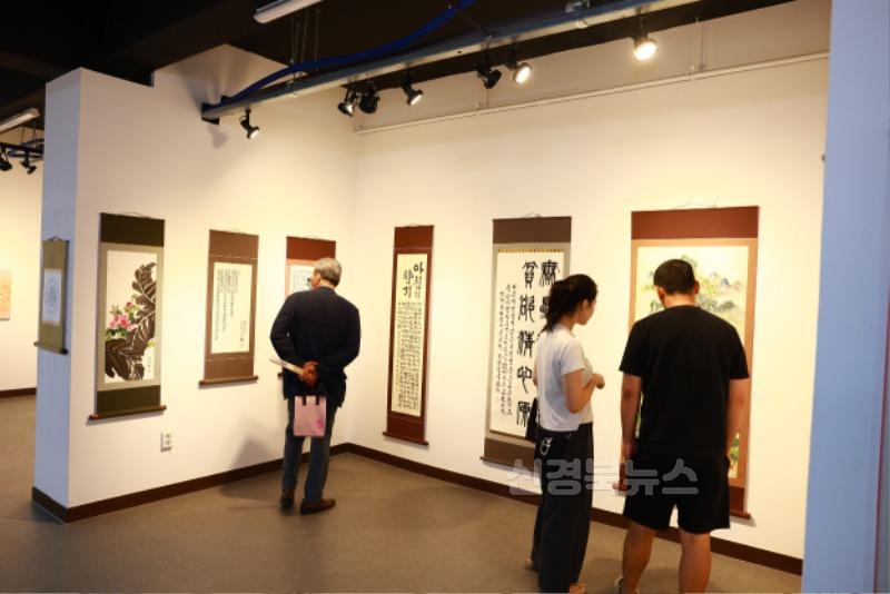 지난 8월 9일부터 16일까지 동·서 화합과 지역 문화예술의 활발한 교류를 위해‘제8회 보령시-울진군 미술 교류전’을 개최하고 있다.4.JPG