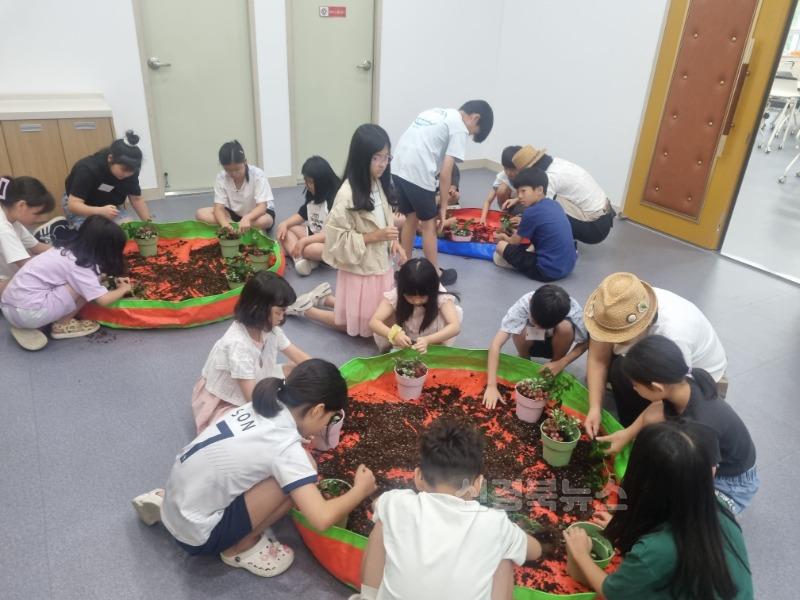 부모와 함께하는 여름방학 어린이 원예교실 성료-농촌지도과(사진1).jpg