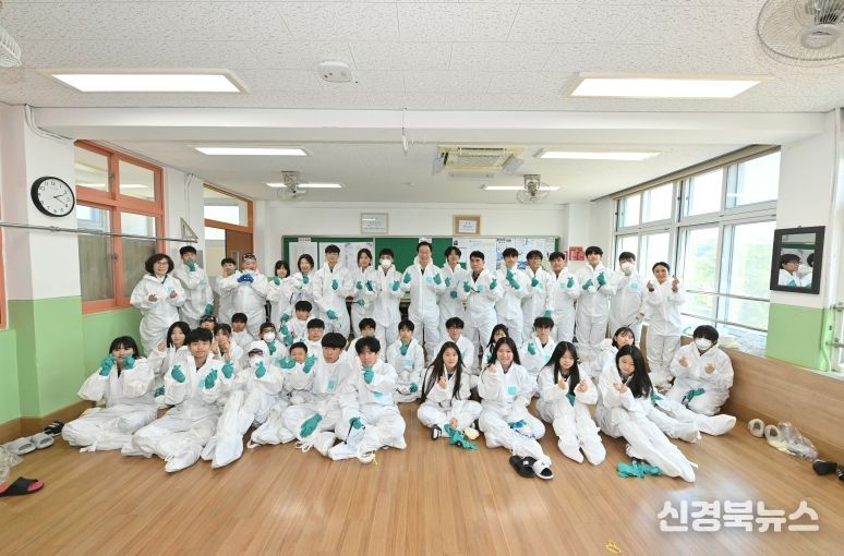 경북교육청, 월성 원전 인근 학교 피폭 대피훈련 실시(경주 양남중학교, 원전 방사능 누출 대피 훈련)(학생들과 훈련에 참가한 임종식 교육감)