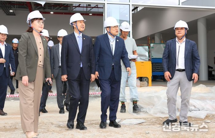 구윤철 경제부총리와 주낙영 경주시장이 19일 경주엑스포대공원 기업전시장을 찾아 APEC 정상회의 준비 상황을 점검하고 있다.