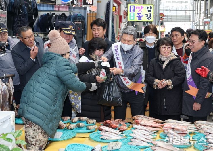 지난 1월 설 명절을 앞두고 민생 소통을 위해 죽도시장을 찾아 장보기 챌린지를 펼치고 있는 이강덕 포항시장.