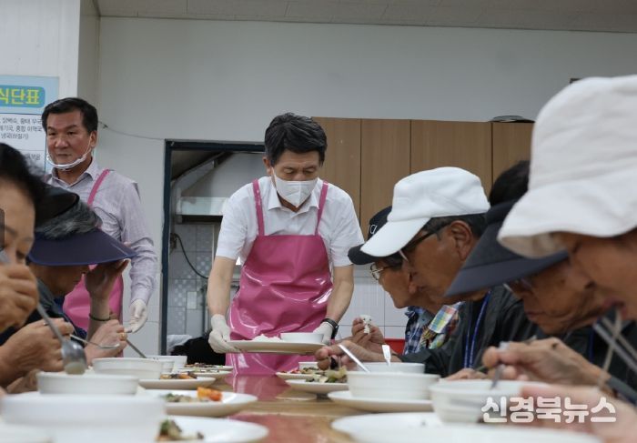 2일 추석을 앞두고 무료급식소 ‘만나의집’을 방문해 배식 봉사를 하고 있는 이강덕 포항시장.