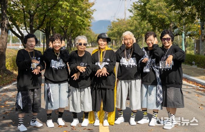 쇼미더머니 예선 무대를 앞두고 포즈를 취한‘수니와칠공주’할머니들. 가운데 리더 박점순 할머니(84)가 래퍼 슬리피가 선물한‘쇼미더머니6’모자를 쓰고 있다.