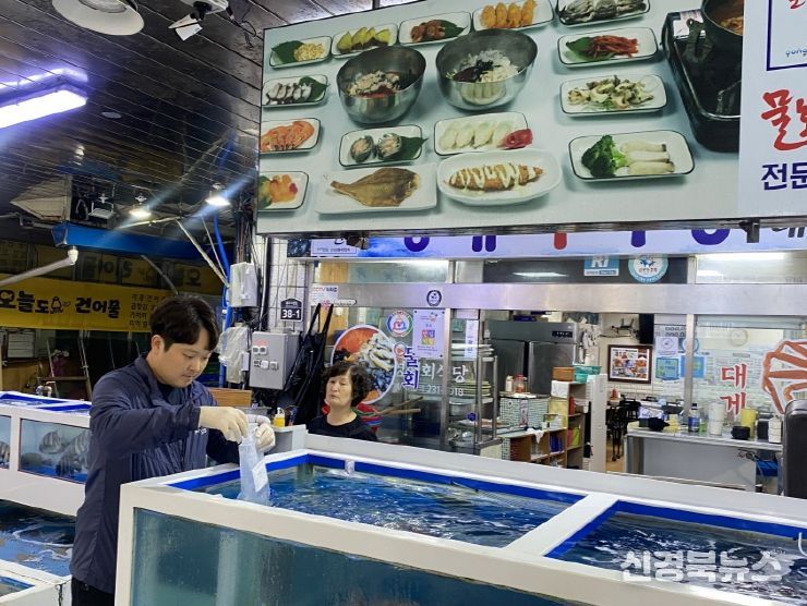 포항시 식음료 사전점검반이 수산물, 수족관수, 조리식품 등 유통 식품의 안전관리를 위해 수거·검사에 나섰다.