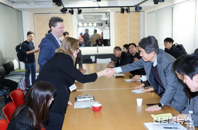 포항시와 포항시의회가 13일(현지시간) 영국 런던의 UCL을 방문해  재키 글라스 더 바틀렛 단과대학장, 마크 매슬린 교수, 프리티 퍼리크 교수, 케이코 츠네기와 교수 등과 면담을 진행하고 있다.