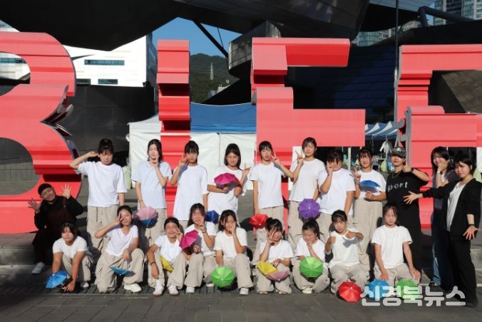 영덕문화관광재단이 운영하는 <꿈의무용단 영덕>단원들이 공연을 마치고 기념촬영을 하고 있다